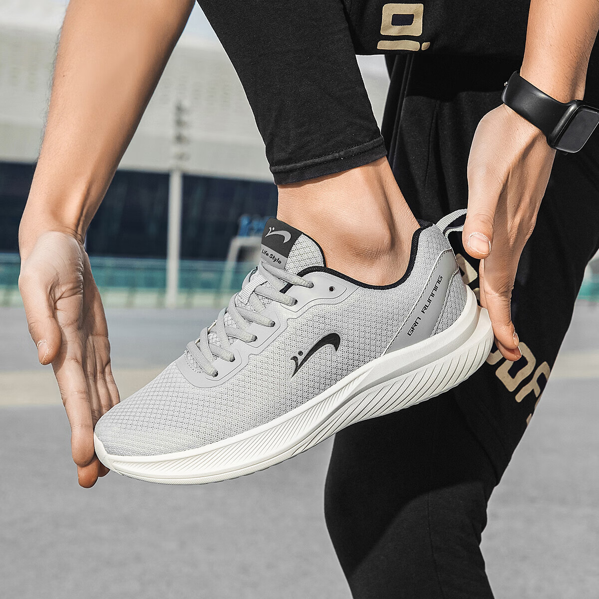 Guirenniao Men's Sneakers, Breathable Casual Shoes, Mesh Upper, Ultra-Light Running Shoes, Shock-Absorbing Running Shoes for Men, Light Gray, Size 42